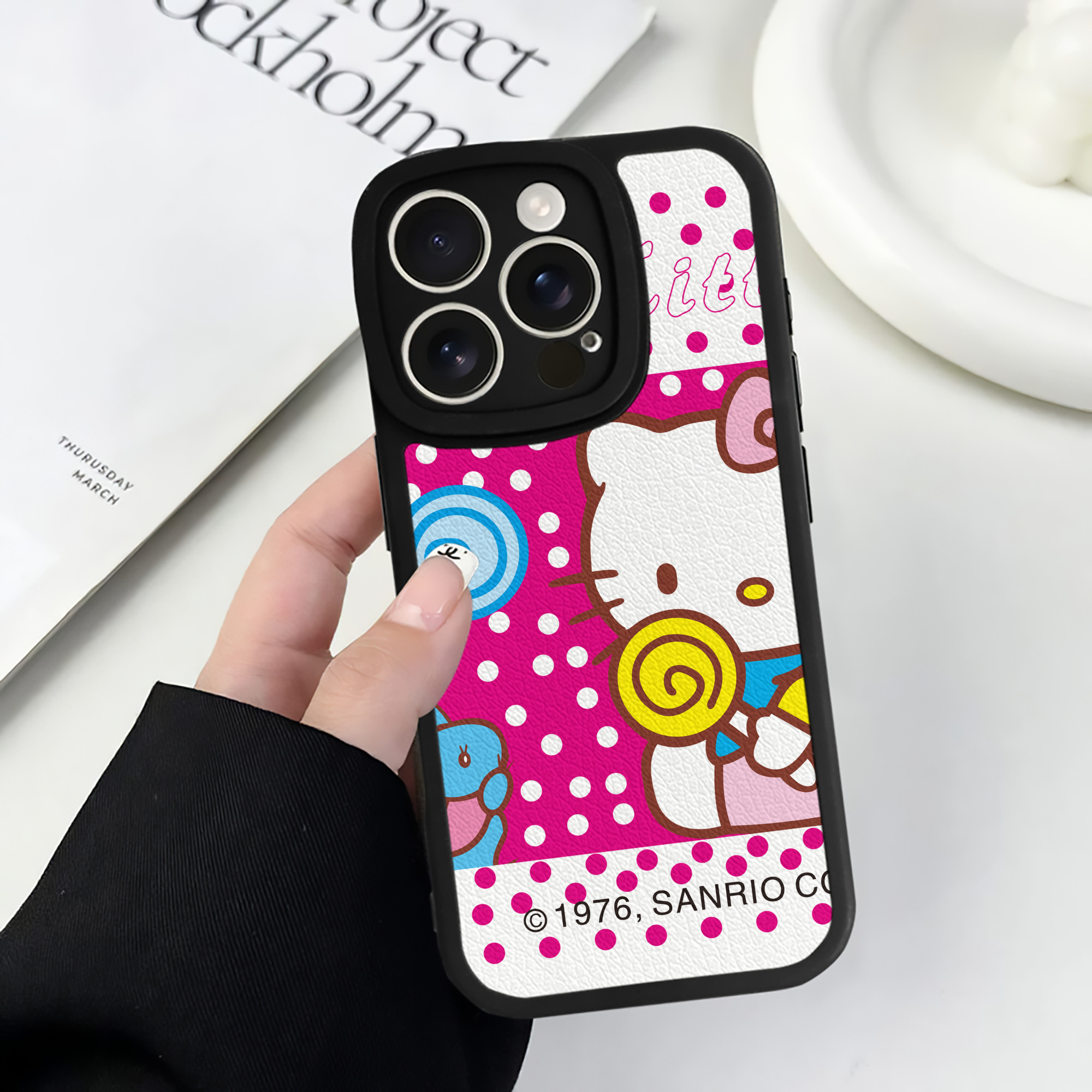 （画像用） Hello Kitty ハローキティ 【iPhone 16シリーズ対応】シリコンスマホケース（レザー調） 材質：シリコン
